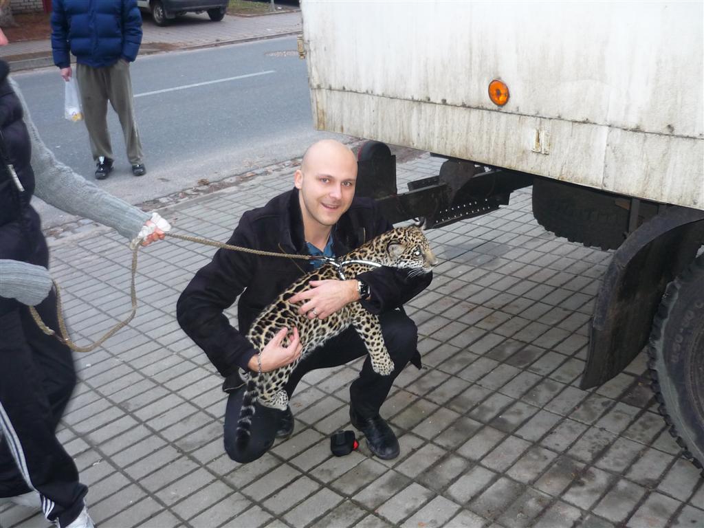 Tatko je fakt chlap, chyti aj divolku selmu do ruky.