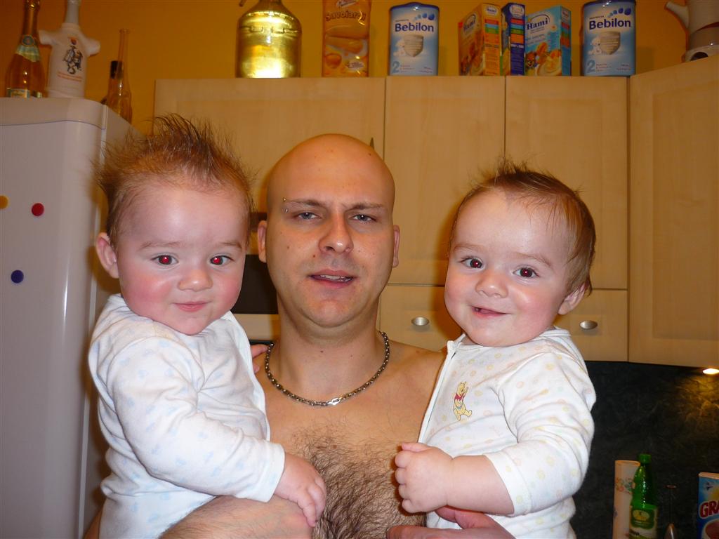 Niekto na hlave, iny na hrudi.