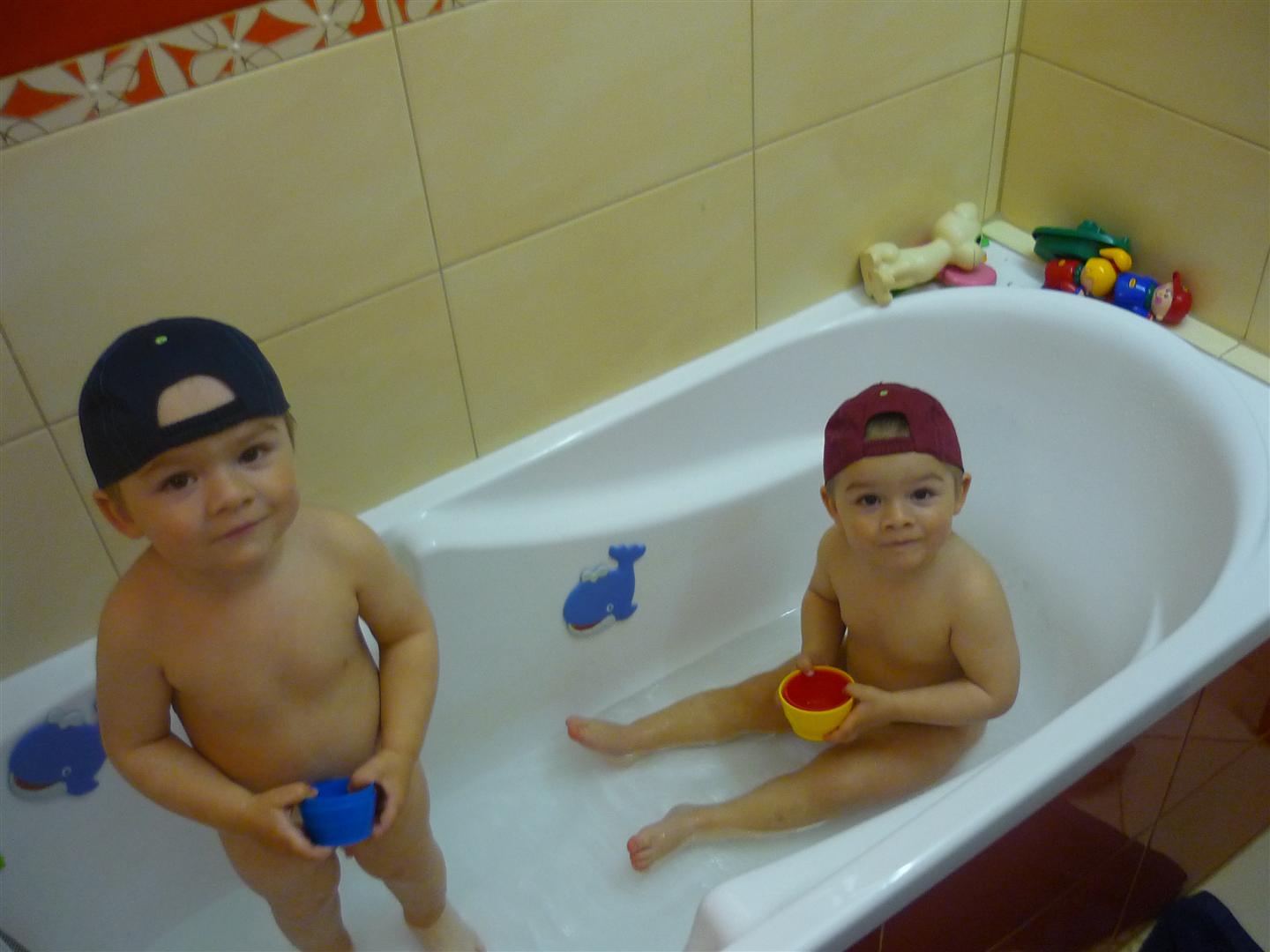 Aby nam tato neumyval vlasy, tak si radsej nasadime capice. 