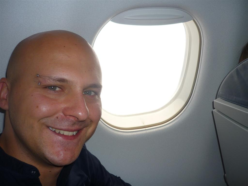 Ale mi tie vlasy veju v tom lietadle.