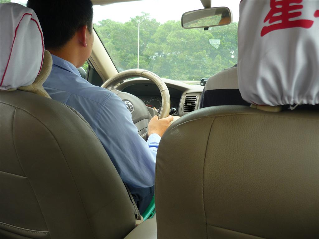 Takto vyzera chrbat bezneho cinskeho taxikara.