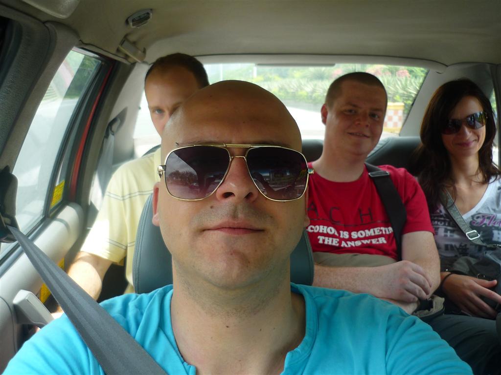 Taxik, smer Luohu. Ide sa nakupovat, vazeni.