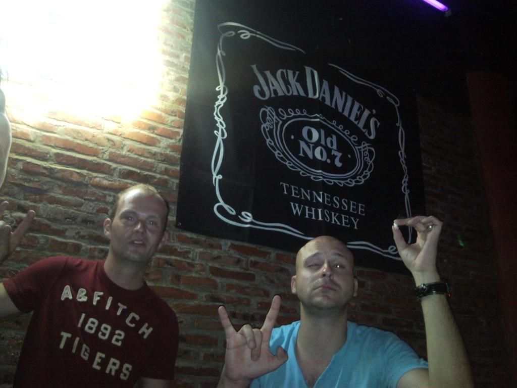 Stara dobra rocknrollova garnitura Jack Daniels.