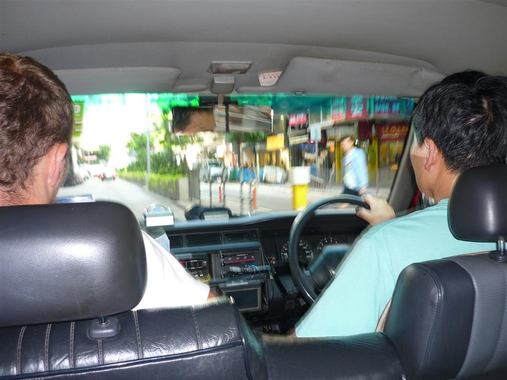 Typicky taxikar v Honk Kongu. Typicky napravo. 